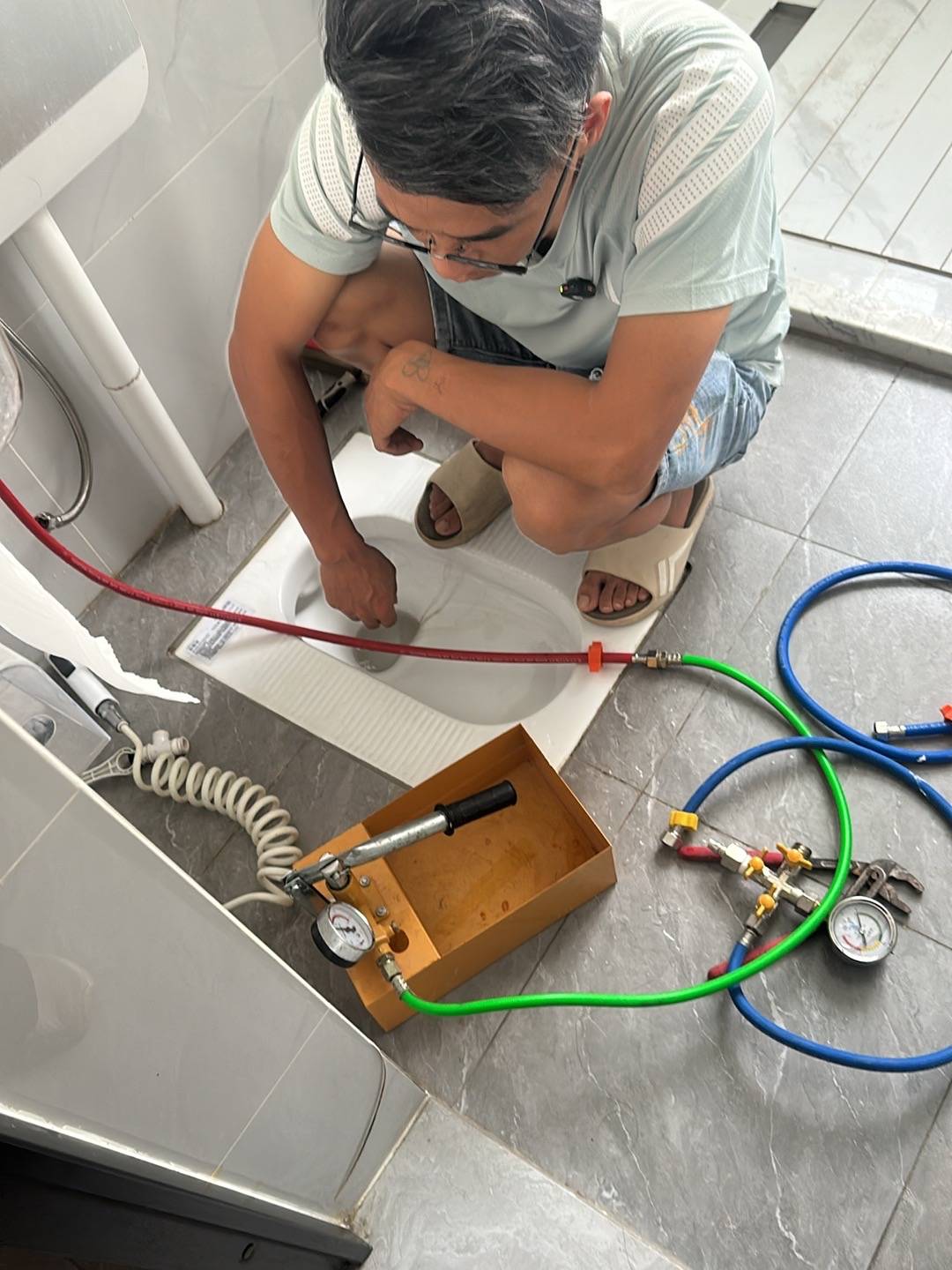 永州联水 - 卫生间蹲厕管路打压测漏作业.jpg