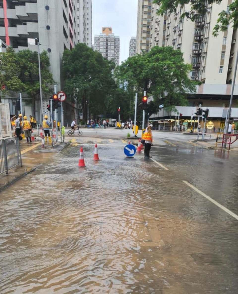 大埔安埔路水管渗漏大元邨及汀雅苑等受影响水务署争取明日中午完成抢修
