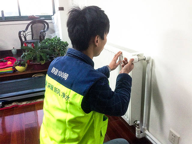 施工人员认真检查，每一个小细节都不放过.jpg