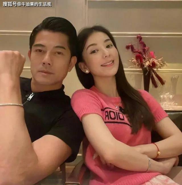 57岁 天王 郭富城晒近照,面容憔悴,老婆貌美如花,夫妻反差大