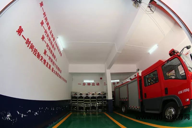 水罐消防车训练软件_消防车水罐是什么材料做的_消防车罐注水是什么意思